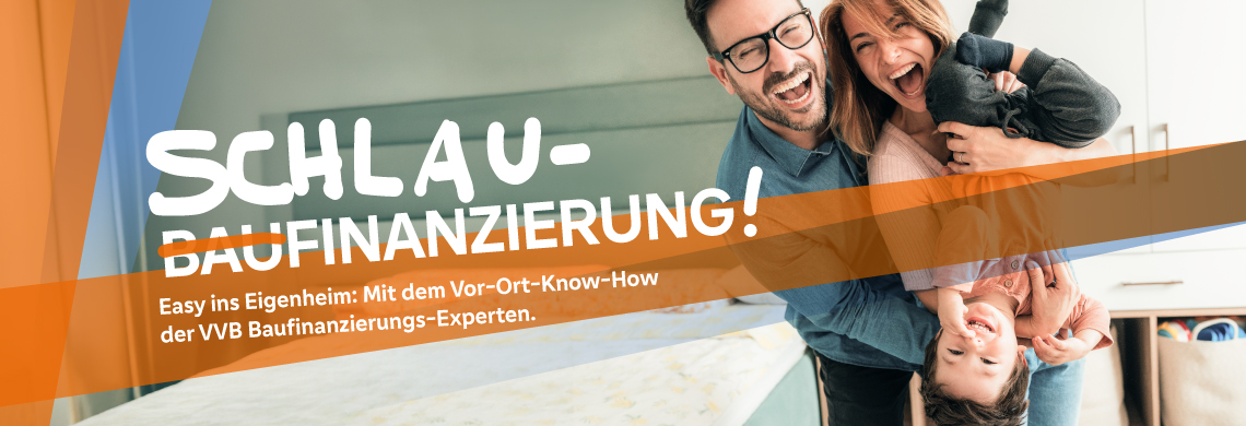 Eine Familie, bestehend aus zwei Erwachsenen und einem Kind, steht in einer modernen Küche. Der Text auf dem Bild lautet: 'SCHLAU-BAUFINANZIERUNG! Easy ins Eigenheim: Mit dem Vor-Ort-Know-How der VVB Baufinanzierungs-Experten.